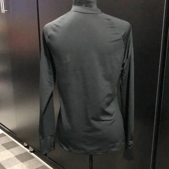 Nike Dri-Fit base layer round neck long sleeve athletic top, thumb holes, - Picture 3 of 9